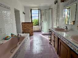 Vaste Demeure de Village du XVIII avec 9 Chambres, Piscine au Sel & Vue Pyrénées