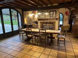 Fermette Béarnaise avec Grange Aménagée, Piscine et Vue Pyrénées, proche de Pau