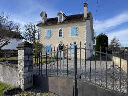 VENDU MEUBLÉ. Charmant Maison de Village avec 5 Chambres et une Piscine