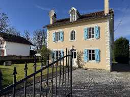 VENDU MEUBLÉ. Charmant Maison de Village avec 5 Chambres et une Piscine