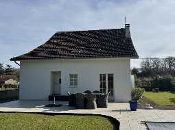 VENDU MEUBLÉ. Charmant Maison de Village avec 5 Chambres et une Piscine