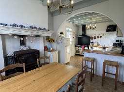 VENDU MEUBLÉ. Charmant Maison de Village avec 5 Chambres et une Piscine