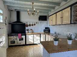 VENDU MEUBLÉ. Charmant Maison de Village avec 5 Chambres et une Piscine