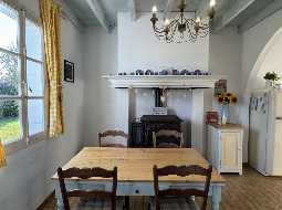 VENDU MEUBLÉ. Charmant Maison de Village avec 5 Chambres et une Piscine