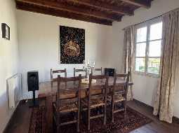 VENDU MEUBLÉ. Charmant Maison de Village avec 5 Chambres et une Piscine