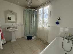 VENDU MEUBLÉ. Charmant Maison de Village avec 5 Chambres et une Piscine