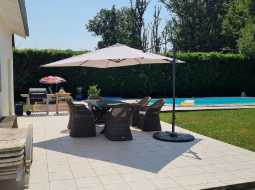 VENDU MEUBLÉ. Charmant Maison de Village avec 5 Chambres et une Piscine