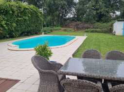 VENDU MEUBLÉ. Charmant Maison de Village avec 5 Chambres et une Piscine