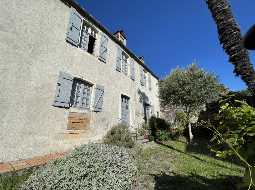 Rare, propriété authentique du XIVe siècle avec jardin et vues Pyrénées