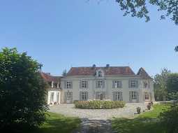 Elégant château, typiquement français, avec 7,78 hectares