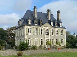 Majestueux Château du XVIIIème avec d'élégants éléments d'époque, 1,3 HA, Toiture refaite en 2021 !