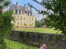 Majestueux Château du XVIIIème avec d'élégants éléments d'époque, 1,3 HA, Toiture refaite en 2021 !