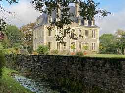 Majestueux Château du XVIIIème avec d'élégants éléments d'époque, 1,3 HA, Toiture refaite en 2021 !