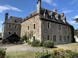Magnifique Château du XIIème avec Gîtes et Dépendances en Pierres.