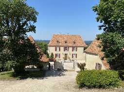 Ensemble Immobilier : Maison de Maître ; Bureaux Indépendants ; Maison d’Amis ; Écuries & Manège sur