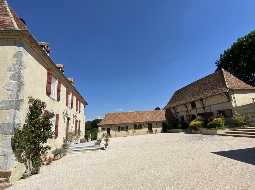 Ensemble Immobilier : Maison de Maître ; Bureaux Indépendants ; Maison d’Amis ; Écuries & Manège sur