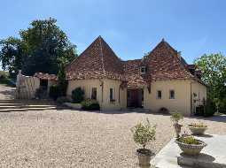 Ensemble Immobilier : Maison de Maître ; Bureaux Indépendants ; Maison d’Amis ; Écuries & Manège sur