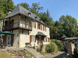 A Charming 18C Farmhouse with Barn & Former Gîte, in 7 HA of Meadow and Woodland