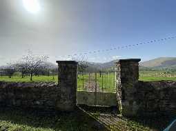 Magnifique Château Historique avec 2 Gîtes, Grange et 8 HA : Au Pied de la Montagne Basque