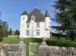 Magnificent Historic Chateau with 2 Gîtes, Barn & 8 Hectares : Foothills of Pyrenees Mountains