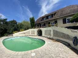 Bearnaise Hilltop Property in an Acre of Private Gardens with Swimming Pool and Mountain Views