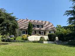 Bearnaise Hilltop Property in an Acre of Private Gardens with Swimming Pool and Mountain Views