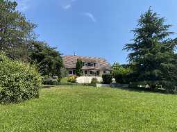 Bearnaise Hilltop Property in an Acre of Private Gardens with Swimming Pool and Mountain Views