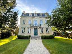 Beautiful Maison de Maitre in the heart of a welcoming traditional town 