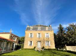 Beautiful Maison de Maitre in the heart of a welcoming traditional town 