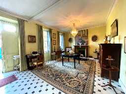 Beautiful Maison de Maitre in the heart of a welcoming traditional town 