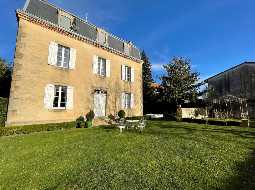 Beautiful Maison de Maitre in the heart of a welcoming traditional town 