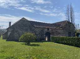 Ravissante propriété du XVIIIe avec cour intérieure, maison d'amis, grange & piscine chauffée