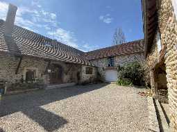 Ravissante propriété du XVIIIe avec cour intérieure, maison d'amis, grange & piscine chauffée