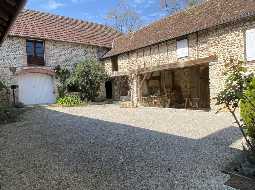 Ravissante propriété du XVIIIe avec cour intérieure, maison d'amis, grange & piscine chauffée