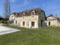 Ravissante propriété du XVIIIe avec cour intérieure, maison d'amis, grange & piscine chauffée