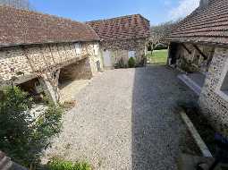 Ravissante propriété du XVIIIe avec cour intérieure, maison d'amis, grange & piscine chauffée