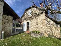 Ravissante propriété du XVIIIe avec cour intérieure, maison d'amis, grange & piscine chauffée