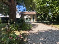 Magnifique Propriété Sur 7,623m2 de Parc Privé à Proximité d’un Village Touristique