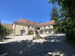 Magnifique Propriété Sur 7,623m2 de Parc Privé à Proximité d’un Village Touristique