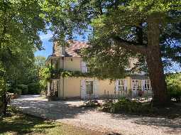 Magnifique Propriété Sur 7,623m2 de Parc Privé à Proximité d’un Village Touristique