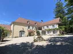 Magnifique Propriété Sur 7,623m2 de Parc Privé à Proximité d’un Village Touristique