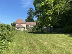 Magnifique Propriété Sur 7,623m2 de Parc Privé à Proximité d’un Village Touristique