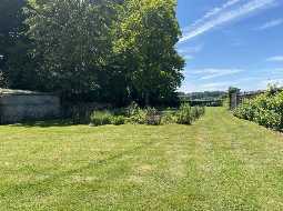 Magnifique Propriété Sur 7,623m2 de Parc Privé à Proximité d’un Village Touristique
