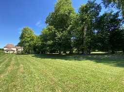 Magnifique Propriété Sur 7,623m2 de Parc Privé à Proximité d’un Village Touristique