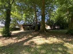 Magnifique Propriété Sur 7,623m2 de Parc Privé à Proximité d’un Village Touristique