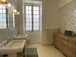 Magnifique Propriété Sur 7,623m2 de Parc Privé à Proximité d’un Village Touristique