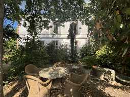 Jolie Maison Bourgoise avec jardin clos et grandes remise XVIIe 