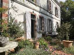 Jolie Maison Bourgoise avec jardin clos et grandes remise XVIIe 