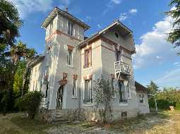 Delightful Turn Key Property, Heart of Saint Sever, Generous Gardens, Just 1hr to Ocean