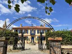 Superbe Château avec Vue sur les Collines du Gers et les Pyrenees.